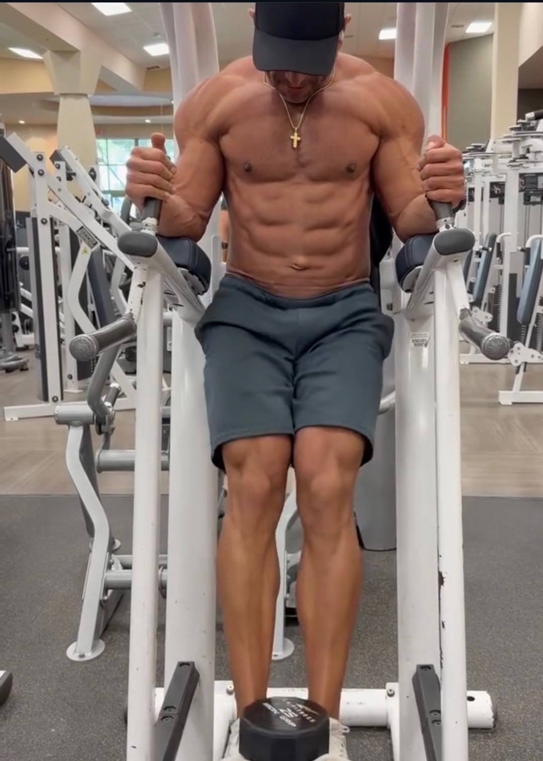 Conditioned physique on assisted dip machine