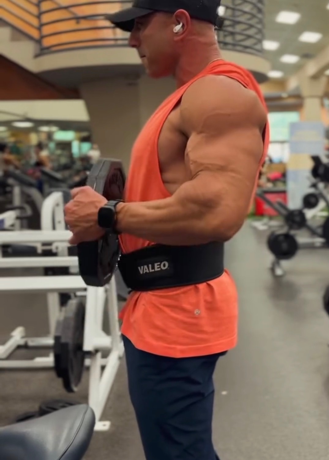 Peak bicep contraction during dumbbell curl